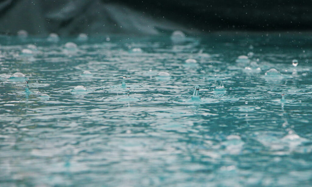 Gotas sobre agua del mar