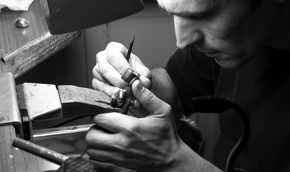 Juan Vives de Vives Jewelry travaillant dans son atelier à Minorque.