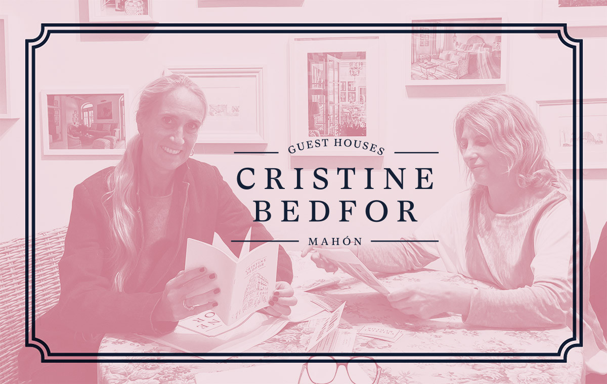 Cristine Bedfor con Leticia Marañón escogiendo diseños para Cristine Bedfor guest houses Mahón.