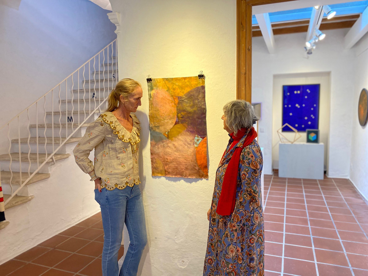Cristine Bedfor hablando con Elvira González en la Galería Encant en Mahón.