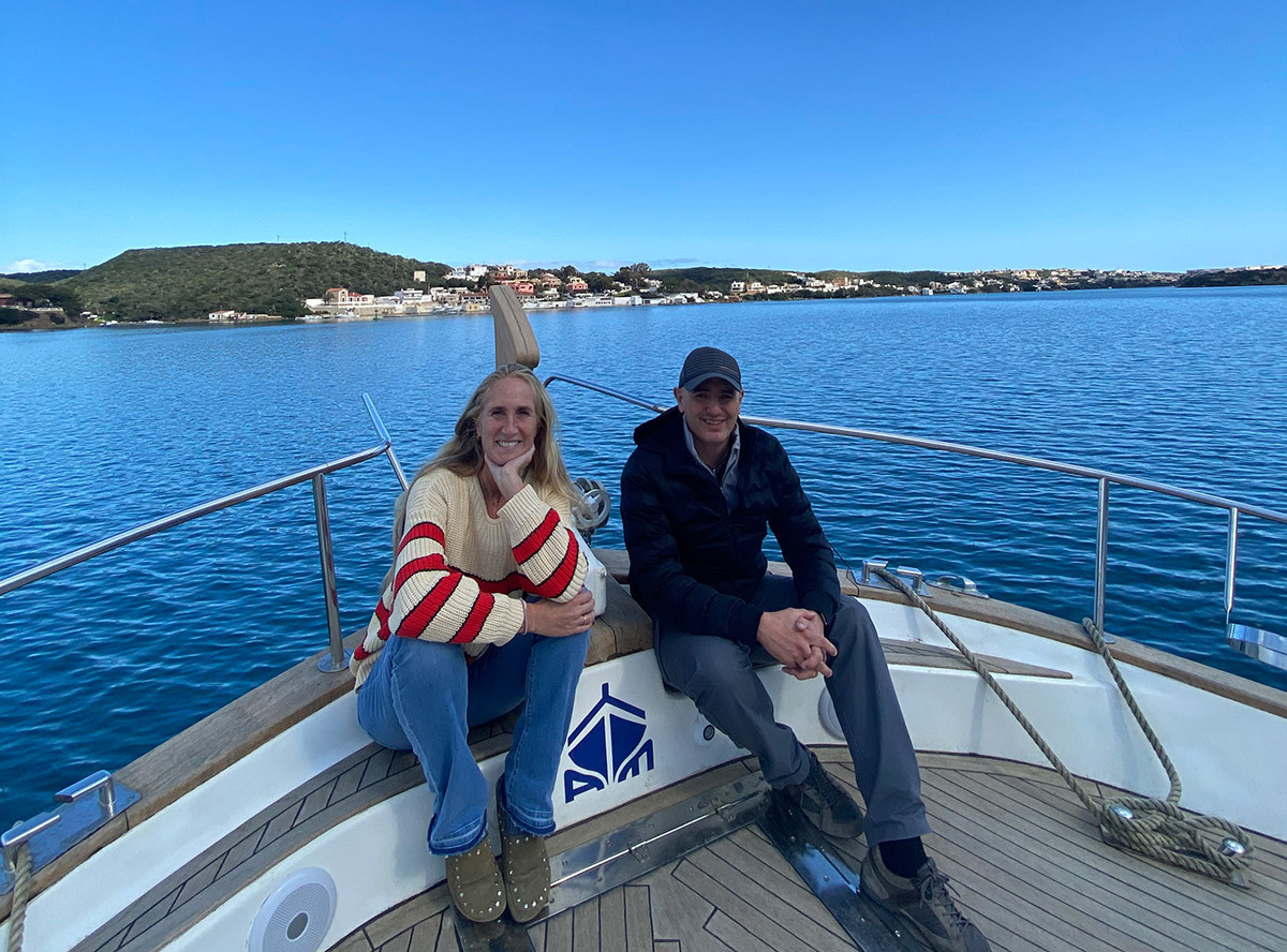 Cristine Bedfor y Max el Divina en barco en medio del mar de Menorca.