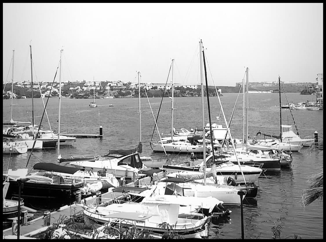 Puerto de Mahón en blanco y negro con barcos.