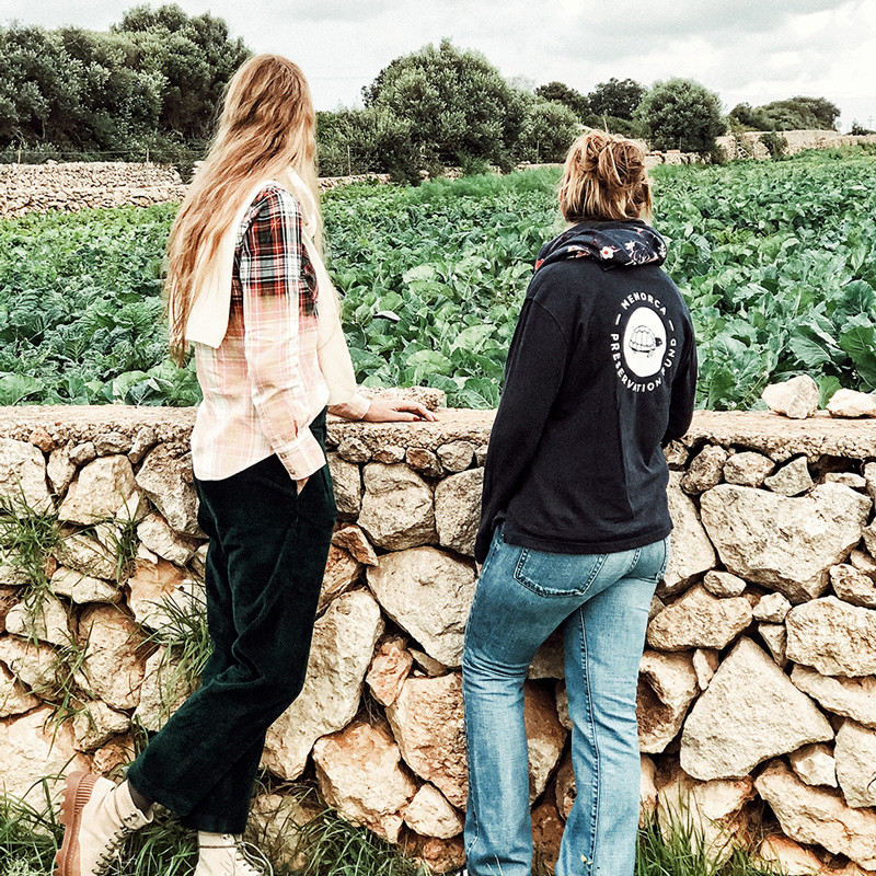 Rebecca Morris y Cristine Bedfor mirando campo con hortalizas.
