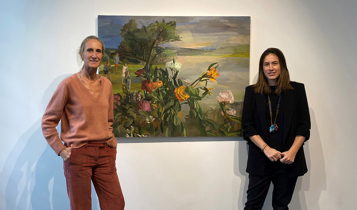 Valeria Aresti y Cristine Bedfor enfrente de cuadro de artista neoyorquino.
